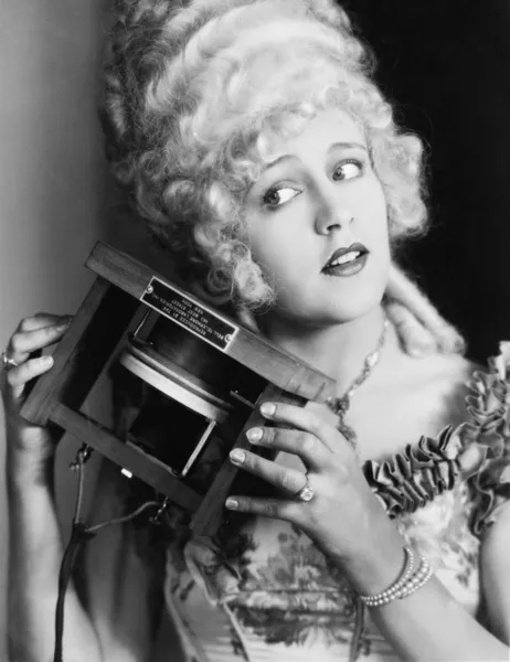 Retrato de uma jovem segurando um dos primeiros telefones — Fotografia de Stock