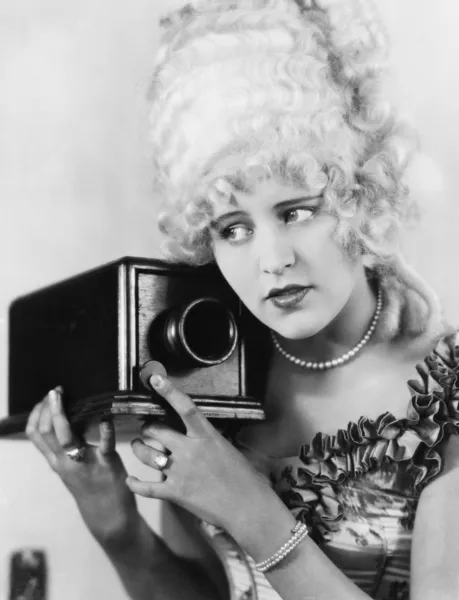 Porträtt av en ung kvinna med en kamera — Stockfoto