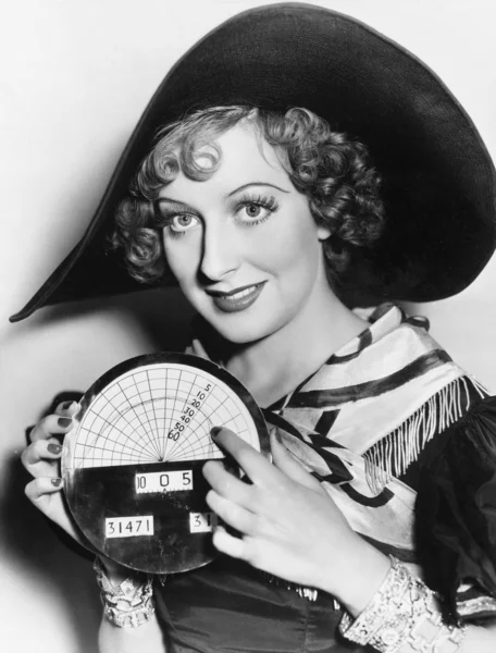 Egy fiatal nő, egy kalap tartja egy újonnan feltalált sebességmérő portréja — Stock Fotó