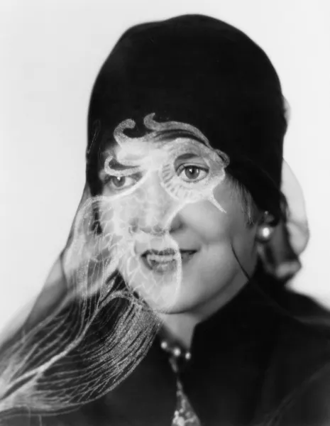 Porträt einer Frau mit Hut, die mit Schleier lächelt — Stockfoto