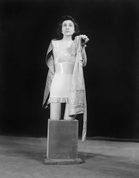 Ansikte av en ung kvinnas huvud på en skyltdocka kropp ser ut som en staty — Stockfoto
