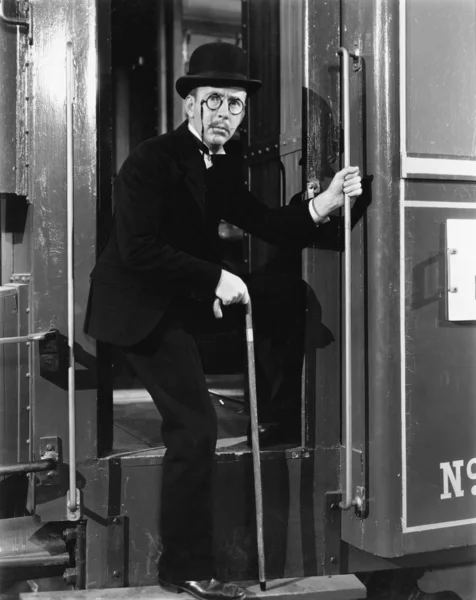 Retrato de un hombre descortezando un tren — Foto de Stock