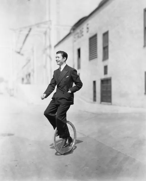 Genç bir adamın bir tek tekerlekli sirk bisikletine binme profili — Stok fotoğraf