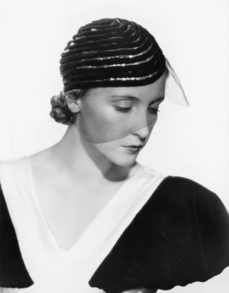 Портрет женщины в завуалированной шляпе грустный — стоковое фото