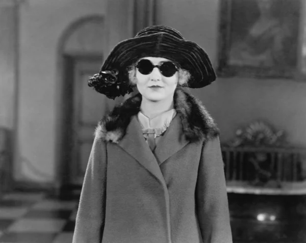 Frauenporträt mit Hut, Sonnenbrille und Mantel — Stockfoto