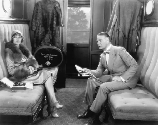 Ζευγάρι συνεδρίαση μαζί σε ένα διαμέρισμα ενός τρένου — Φωτογραφία Αρχείου
