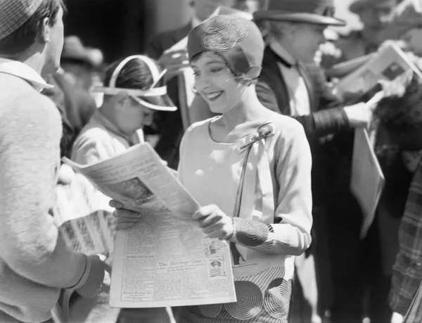 Елегантна жінка читає газету — стокове фото