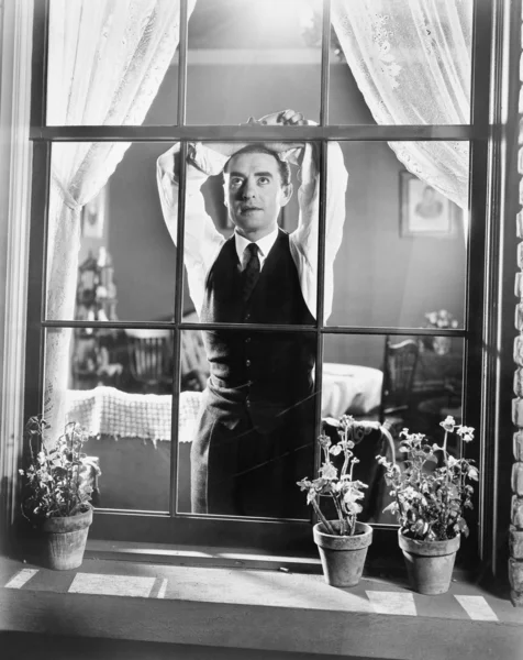 Άντρας έχει γείρει πάνω στο παράθυρο ονειρεμένος ημέρα — Φωτογραφία Αρχείου