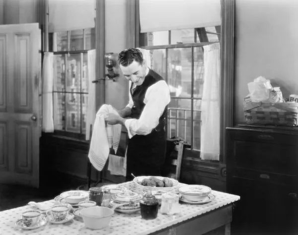 Adam mutfakta yemek ayakta — Stok fotoğraf