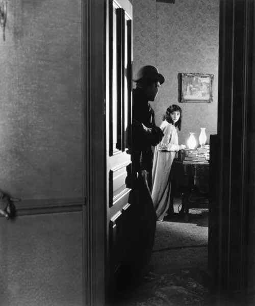 Bir kadın geride bırakarak bir odadan yürüyen adam — Stok fotoğraf