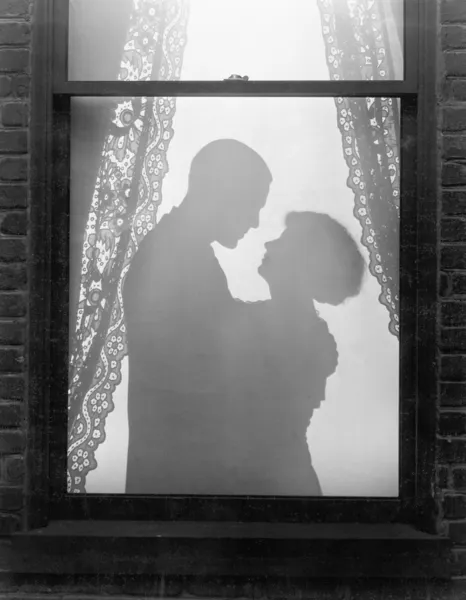 Silhouette d'un couple embrassant — Photo