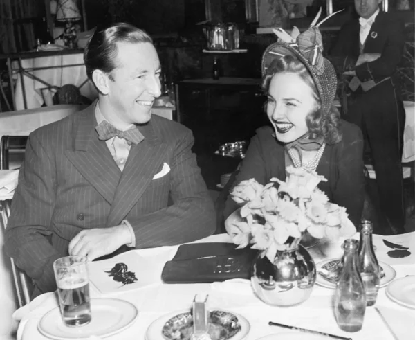 Ζευγάρι συνεδρίαση μαζί σε ένα τραπέζι που έχει τη διασκέδαση — Φωτογραφία Αρχείου