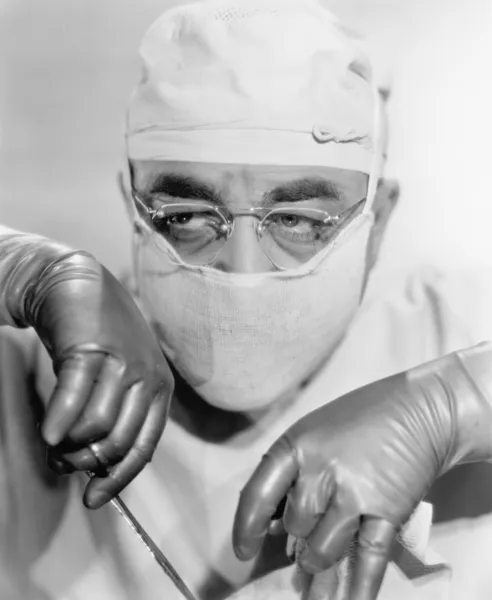 Surgeon in a surgical mask operating — Stock Photo, Image