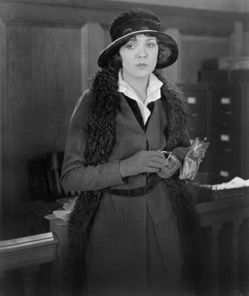 Женщина с пустым кошельком выглядит очень грустной.
