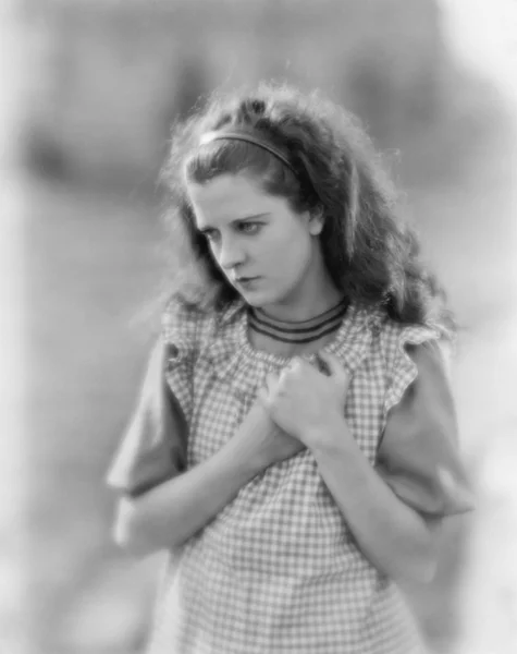 Młoda kobieta, zaciskając ręce patrząc smutny — Zdjęcie stockowe