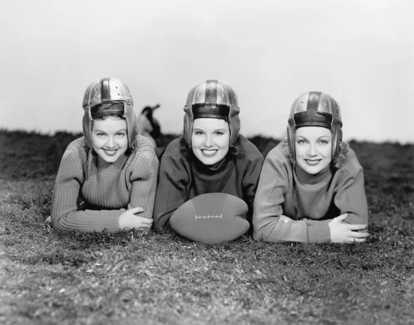 Retrato de três mulheres em capacetes de futebol — Fotografia de Stock