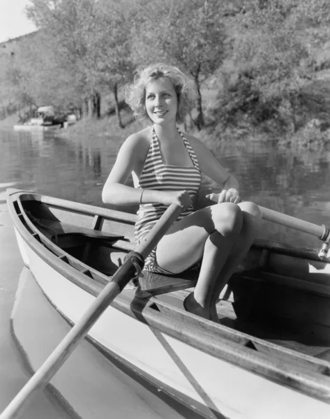 手漕ぎボート ストライプ水着の女性 — ストック写真