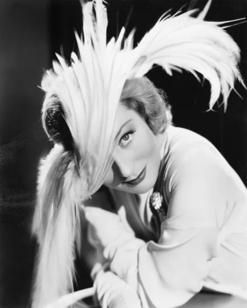 Женщина в драматической шляпе из перьев — стоковое фото