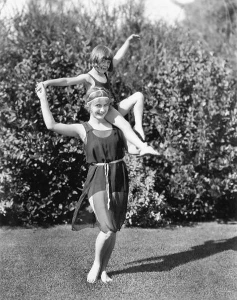 Madre e hija haciendo acrobacias en el patio trasero —  Fotos de Stock