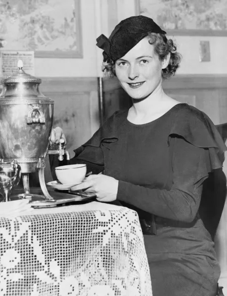 Žena kávu z kávy urna — Stock fotografie
