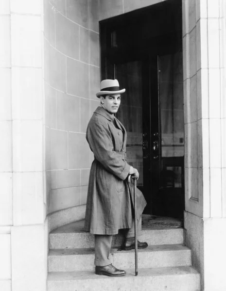 Elegancko ubrany mężczyzna stojący w sposób drzwi urzędu — Zdjęcie stockowe