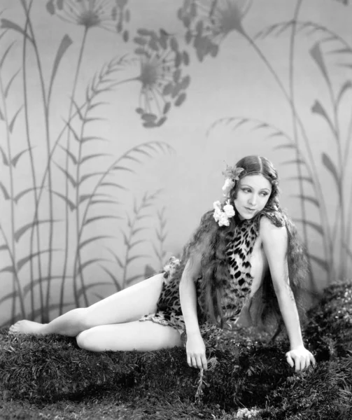 Γυναίκα σε ένα δέρμα λεοπάρδαλης καθισμένος κατάχαμα — Φωτογραφία Αρχείου