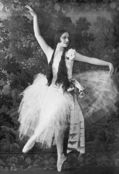 Танцовщица балета на пальцах ног — стоковое фото