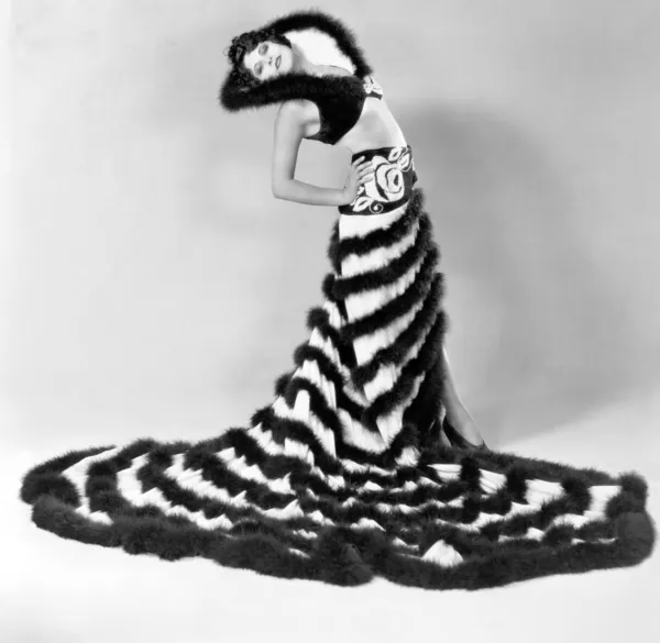 Vrouw in een ongewone jurk met strepen van bont — Stockfoto