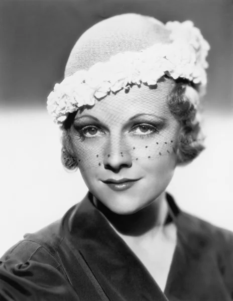 Γυναίκα με ένα πέπλο καπέλο — Φωτογραφία Αρχείου