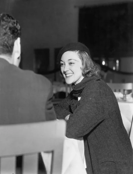 Kvinna som tittar mycket glad på en man på en restaurang — Stockfoto