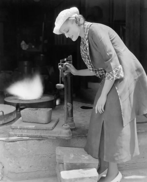 Γυναίκα που ψάχνει σε μια κλίμακα σε ένα χυτήριο — Φωτογραφία Αρχείου