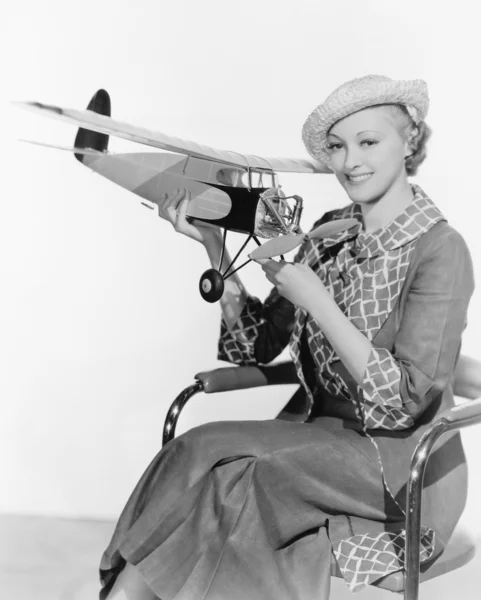 Mujer sosteniendo un avión de juguete — Foto de Stock