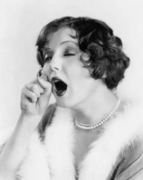 Mujer bostezando — Foto de Stock