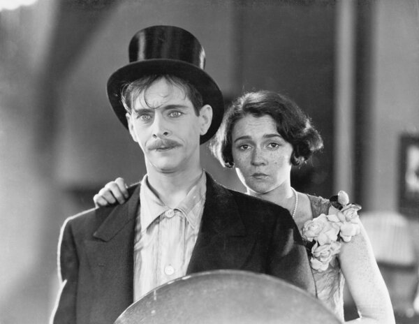 Мужчина и женщина стоят вместе и грустны.
