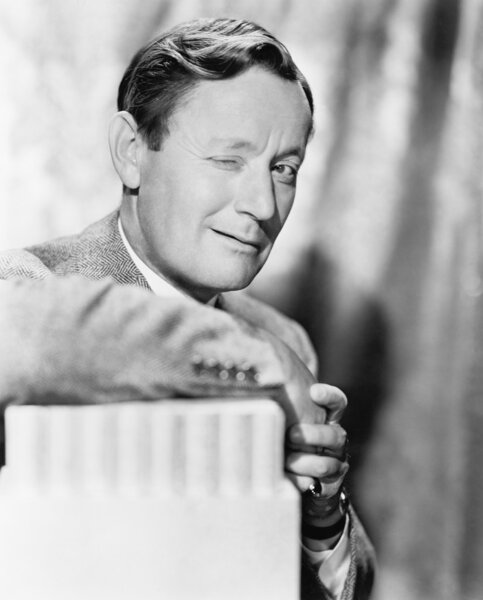 Человек подмигивает
