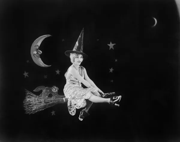 Com o homem na lua e uma bruxa em uma vassoura, um voo de fantasia ilumina o céu noturno — Fotografia de Stock