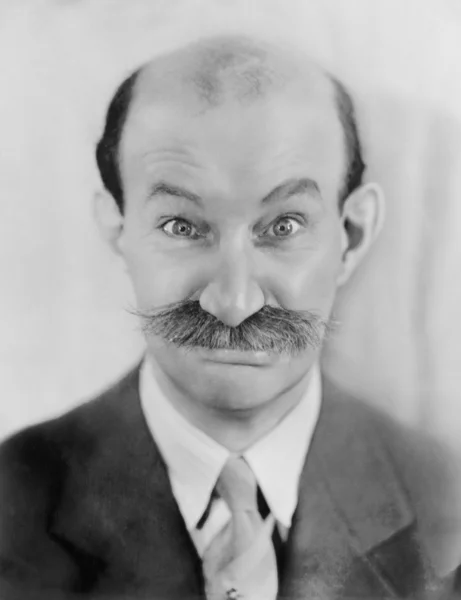 Άνθρωπος με μουστάκι κάνοντας μια αστεία γκριμάτσα — Φωτογραφία Αρχείου