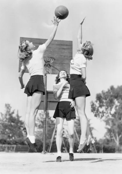Grupo de jovem mulher jogando basquete — Fotografia de Stock