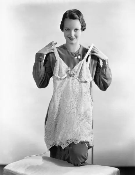 Onun iç çamaşırı gösteren genç bir kadın — Stok fotoğraf