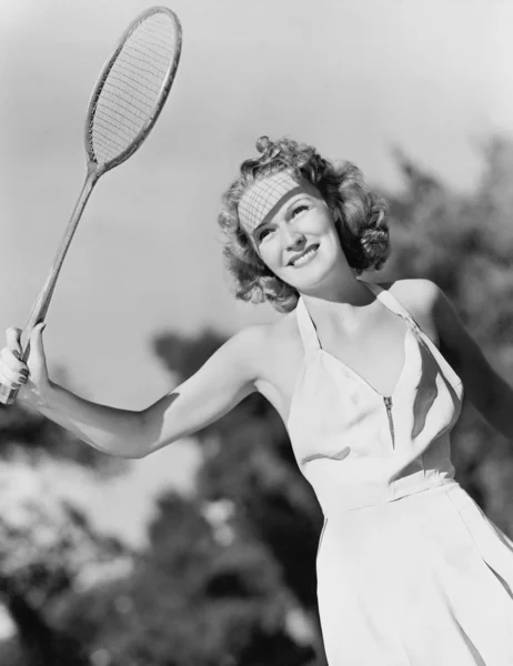 Giovane donna con una racchetta badminton — Foto Stock