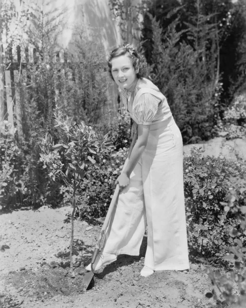 Giovane donna che fa giardinaggio nel suo cortile — Foto Stock