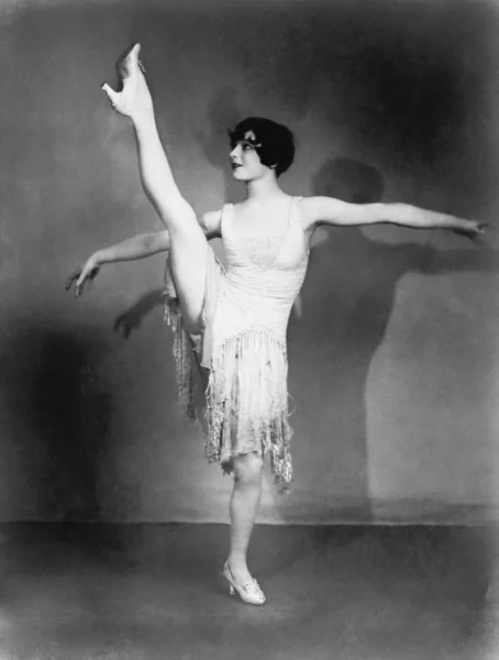 Młoda kobieta robi balet — Zdjęcie stockowe