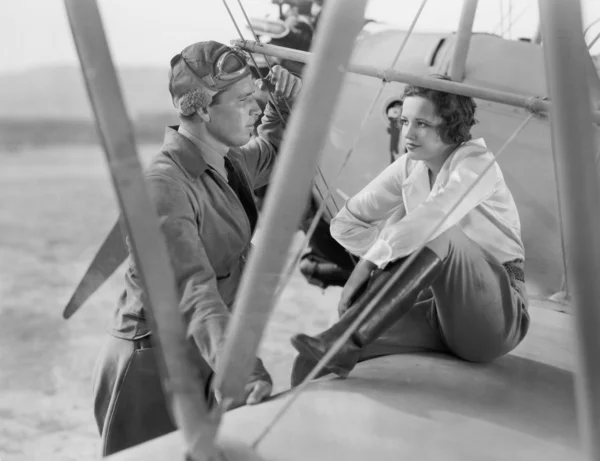 Casal sentado juntos em um avião olhando um para o outro — Fotografia de Stock