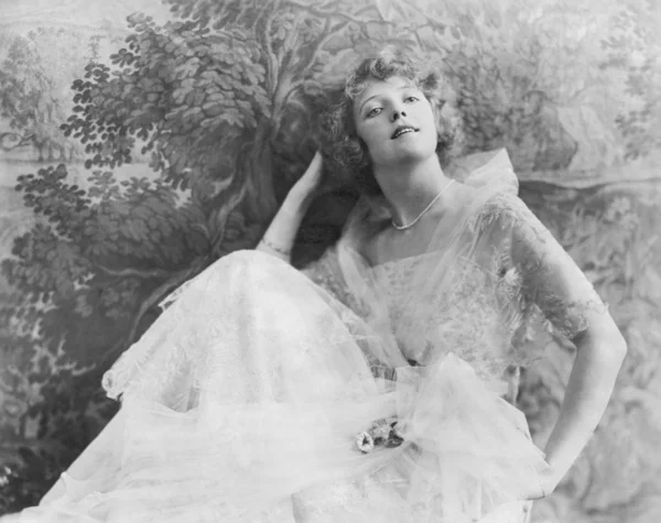 Eine elegante junge Frau in einem modischen Kleid — Stockfoto