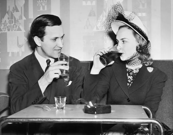Casal sentado juntos em um restaurante flertando uns com os outros — Fotografia de Stock