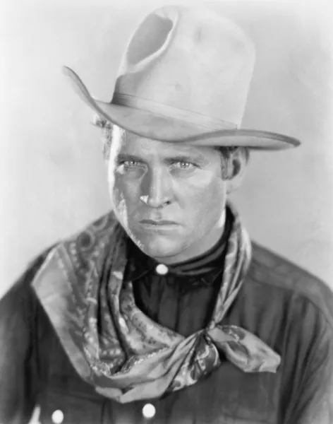Cowboy com um chapéu olhando severamente para a câmera — Fotografia de Stock