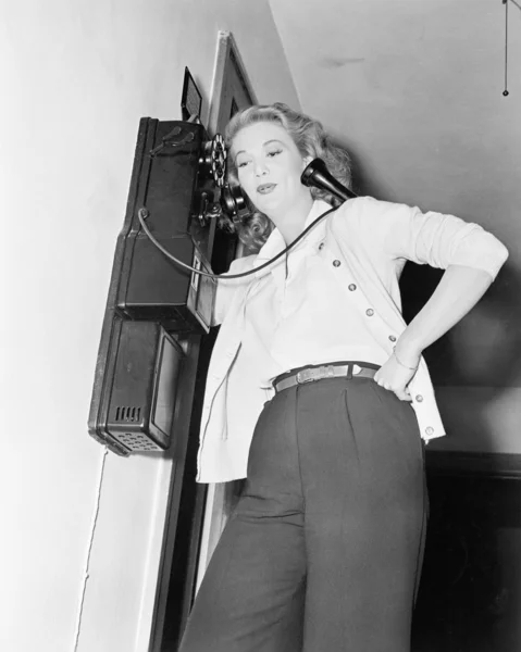 Νεαρή γυναίκα σε μια χαμηλή γωνία προβολή στο τηλέφωνο — Φωτογραφία Αρχείου