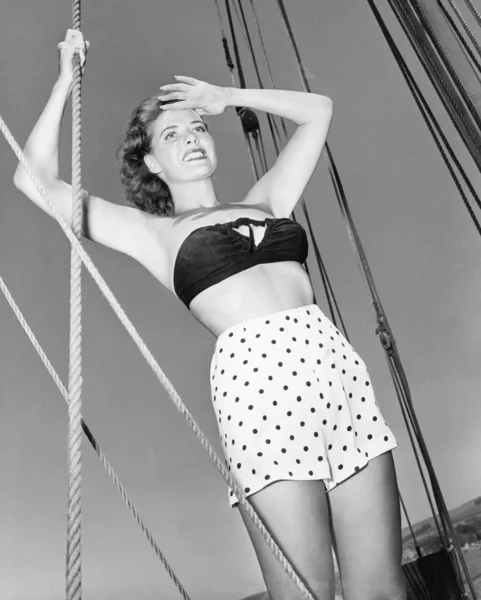 Jovem mulher agarrada às cordas de um navio à vela — Fotografia de Stock
