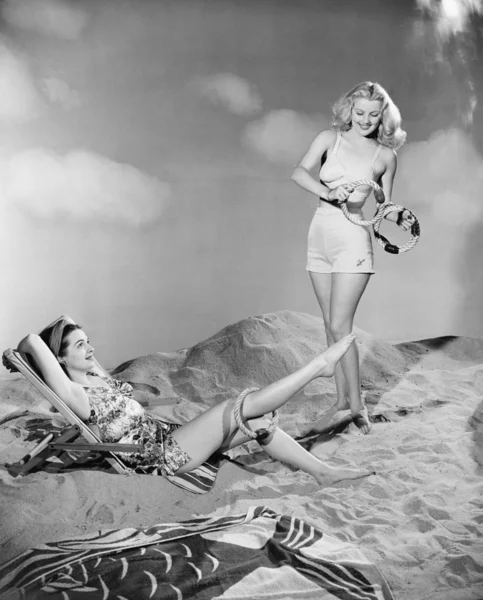 Δύο γυναίκες χαλάρωση στην παραλία — Φωτογραφία Αρχείου