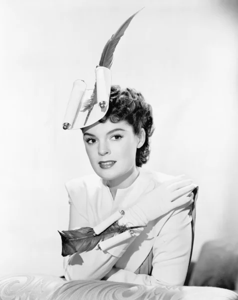 Mujer joven decorada con pluma y pluma — Foto de Stock